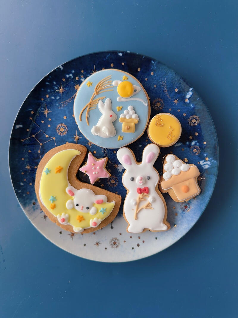 Moon-viewing designs (the plate is not included)